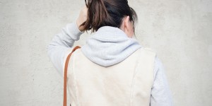 Beitragsbild des Blogbeitrags Hoodie mit Fake Fur Weste, Fransentasche und Booties kombinieren