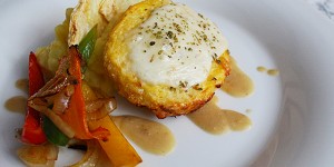 Beitragsbild des Blogbeitrags Karfiollaibchen mit Kartoffelpüree, Ofengemüse und Senfsoße 