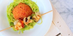 Beitragsbild des Blogbeitrags Roter Reis mit Zucchini Nudeln und Putenspieße