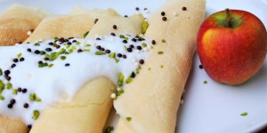 Beitragsbild des Blogbeitrags Flaumige Palatschinken mit köstlicher Topfen-Nuss-Füllung