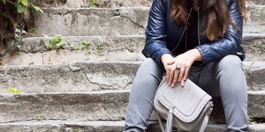 Beitragsbild des Blogbeitrags Graue Jeans, Blaue Lederjacke und ein Ring so blau wie das Meer