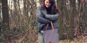 Beitragsbild des Blogbeitrags Everyday Outfit mit Eyecatcher Tasche in Schwarz, Weiß und Cognac Braun 