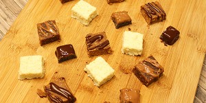 Beitragsbild des Blogbeitrags Mohn-, Erdnussbutter-, Kokos- und Kakao Bites 