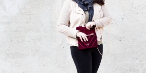 Beitragsbild des Blogbeitrags VELVET BORDEAUX – Outfit mit Crossbody Bag aus Samt