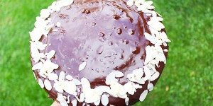 Beitragsbild des Blogbeitrags Crunchy Schokoladen-Karamell-Orangen-Torte 