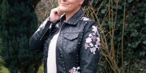 Beitragsbild des Blogbeitrags So style ich meine lässige schwarze Lederjacke mit pastelligem Blumen-Print