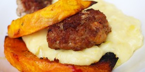 Beitragsbild des Blogbeitrags Fleischbällchen mit Erdäpfelpüree und Kürbisspalten