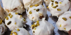 Beitragsbild des Blogbeitrags Spekulatius Petit Four – wie man aus köstlichen Keksen noch köstlichere Häppchen macht