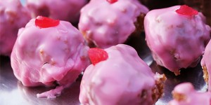 Beitragsbild des Blogbeitrags Petit Fours – lecker rumige Punschkrapferl