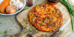 Beitragsbild des Blogbeitrags Süßkartoffel, Zwiebel und Emmentaler Tortilla mit Balsamessig aus Modena (Aceto Balsamico di Modena g.g.A.)