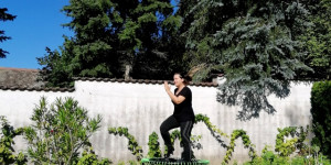 Beitragsbild des Blogbeitrags Wie gut Trampolinspringen für die Psyche und gegen Stress ist