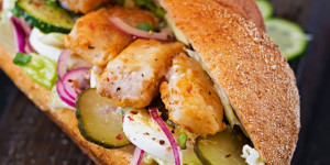 Beitragsbild des Blogbeitrags IGLO – Käptns Croque mit Fischstäbchen und Knoblauch-Mayo für 1 Baguette