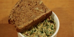 Beitragsbild des Blogbeitrags Walnussbrot mit Zitronengras- und Rucolabutter 