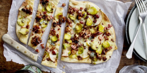 Beitragsbild des Blogbeitrags Flammkuchen mit Rosenkohl und karamellisierten Walnüssen