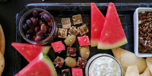 Beitragsbild des Blogbeitrags Griechisch Essen – Snackboard und Dessert 