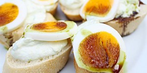 Beitragsbild des Blogbeitrags Spargelaufstrich auf Baguette! Mit Ei und steirischem Kürbiskernöl!
