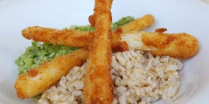Beitragsbild des Blogbeitrags Brokkolipüree mit gebackenen Spargel Sticks und Vollkornreis