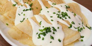 Beitragsbild des Blogbeitrags Pikant gefülltes Omelett mit Joghurt-Rahm-Dressing
