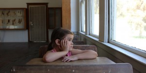 Beitragsbild des Blogbeitrags Ein Hoch auf das Tagträumen – Warum „Aus dem Fenster gucken“ so wichtig ist