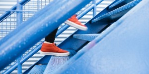 Beitragsbild des Blogbeitrags Fit durch den Alltag – 7 “Fitnessübungen” die du sofort und überall anwenden kannst