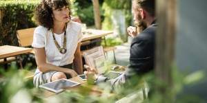 Beitragsbild des Blogbeitrags Dialog oder Debatte? – Die TOP 16 gewaltfreien Kommunikationstechniken