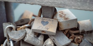 Beitragsbild des Blogbeitrags Eifersucht und Heimlichkeit – Ursprung, Anzeichen und das einzig hilfreiche Mittel dagegen