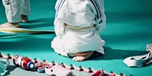 Beitragsbild des Blogbeitrags Schwäche oder Stärke? – Die Geschichte vom einarmigen Jungen der Judo lernen wollte 