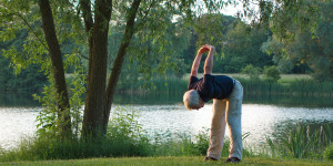 Beitragsbild des Blogbeitrags 8 Gründe warum Senioren mit Yoga beginnen sollten 