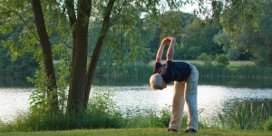 Beitragsbild des Blogbeitrags 8 Gründe warum Senioren mit Yoga beginnen sollten
