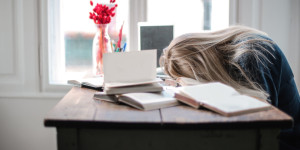 Beitragsbild des Blogbeitrags Du bist gestresst? Lerne die Wirkmechanismen zu verstehen und entlarve Stress-Verstärker