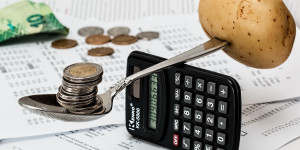 Beitragsbild des Blogbeitrags Tipps gegen die Schuldenfalle – 25 Möglichkeiten um täglich Geld zu sparen 