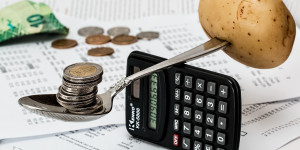 Beitragsbild des Blogbeitrags Tipps gegen die Schuldenfalle – 25 Möglichkeiten um täglich Geld zu sparen