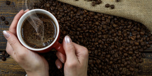 Beitragsbild des Blogbeitrags Die TOP 8 Vorteile des Kaffeetrinkens bei der Arbeit