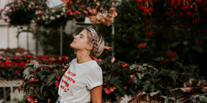 Beitragsbild des Blogbeitrags Glück und Verwirklichung durch Gartenarbeit – die Strategie zu mehr Zufriedenheit?