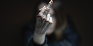 Beitragsbild des Blogbeitrags Die 7 besten Wege, wie du auf Beleidigungen reagieren kannst
