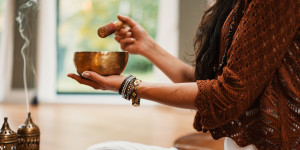 Beitragsbild des Blogbeitrags Fitter, glücklicher und mutiger durch Meditation