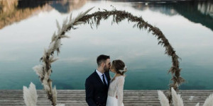 Beitragsbild des Blogbeitrags Dusty Blue Winter Wedding – Ein Styled Shooting