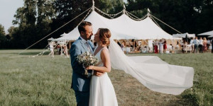 Beitragsbild des Blogbeitrags Boho inspirierte Festival-Hochzeit in englischer Marquee