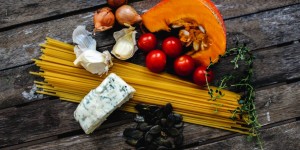 Beitragsbild des Blogbeitrags One Pot Pasta mit Kürbis & Gorgonzola