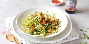 Beitragsbild des Blogbeitrags Low Carb: Zucchininudeln mit Sesam-Teriyaki-Tofu