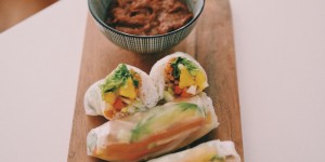 Beitragsbild des Blogbeitrags Schnelle und einfache vegane Summerrolls mit Erdnusssauce