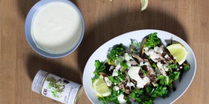 Beitragsbild des Blogbeitrags Rezept: Knuspriges Hühnchen mit Ofengemüse und Joghurt-Sauce