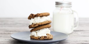 Beitragsbild des Blogbeitrags Rezept: Selbstgemachtes Kokoseis mit Chocolate Chip Cookies