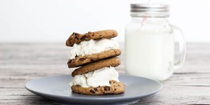 Beitragsbild des Blogbeitrags Rezept: Selbstgemachtes Kokoseis mit Chocolate Chip Cookies 