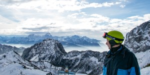 Beitragsbild des Blogbeitrags Skifahren auf der Sonnenseite der Alpen: Grenzüberschreitender Aktiv- und Genussurlaub am Nassfeld 