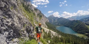 Beitragsbild des Blogbeitrags [7ways2travel] Leopoldsteinersee: Der schönste Bergsee für Klettersteig-Fans 