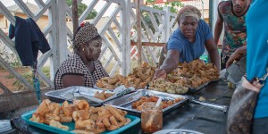 Beitragsbild des Blogbeitrags [7ways2travel] Essen und Trinken auf Reisen: So schmeckt Madagaskar 