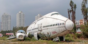 Beitragsbild des Blogbeitrags Ein Friedhof für Flugzeuge: Der Airplane Graveyard mitten in Bangkok 