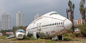 Beitragsbild des Blogbeitrags Ein Friedhof für Flugzeuge: Der Airplane Graveyard mitten in Bangkok