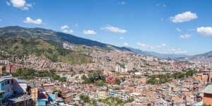 Beitragsbild des Blogbeitrags Medellín von oben: Aussichtsreiche Tipps für einen Besuch in der Stadt des ewigen Frühlings 